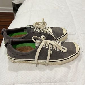 Cariuma sneaker size 9.5